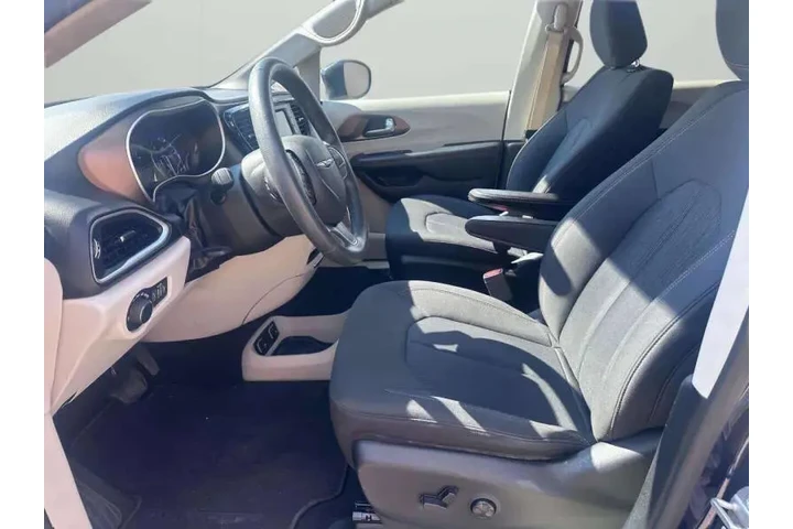 $13900 : 2017 Pacifica Touring image 10