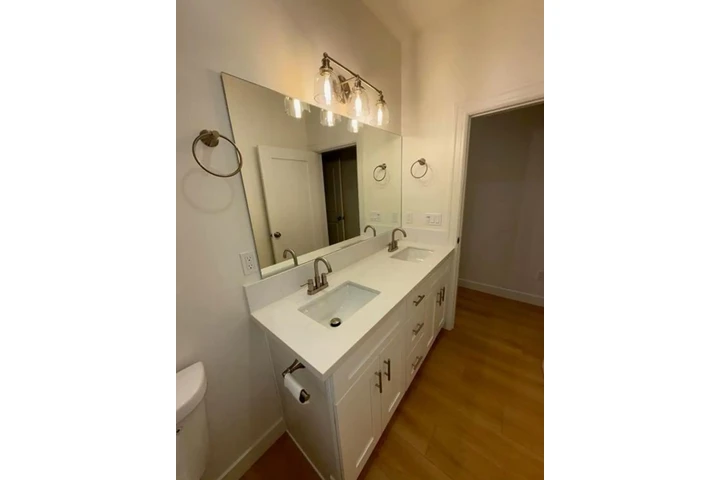 $2250 : 3 bedroom Apt available in LA image 9