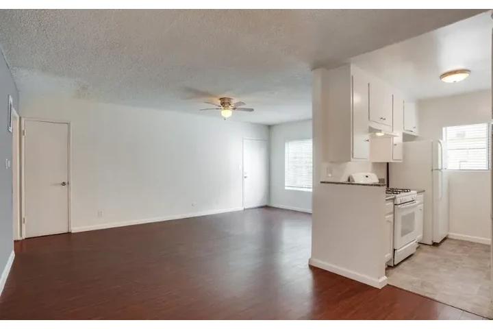 $1985 : 2 Bedroom with parking in LA image 3