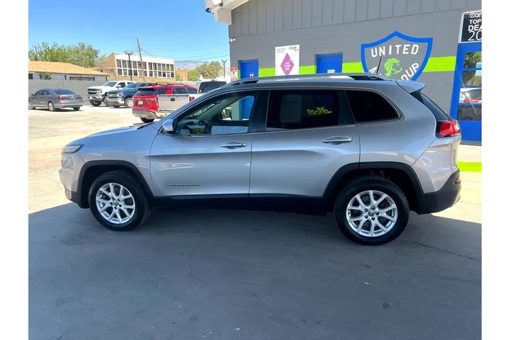 2017 Cherokee Latitude FWD image 8