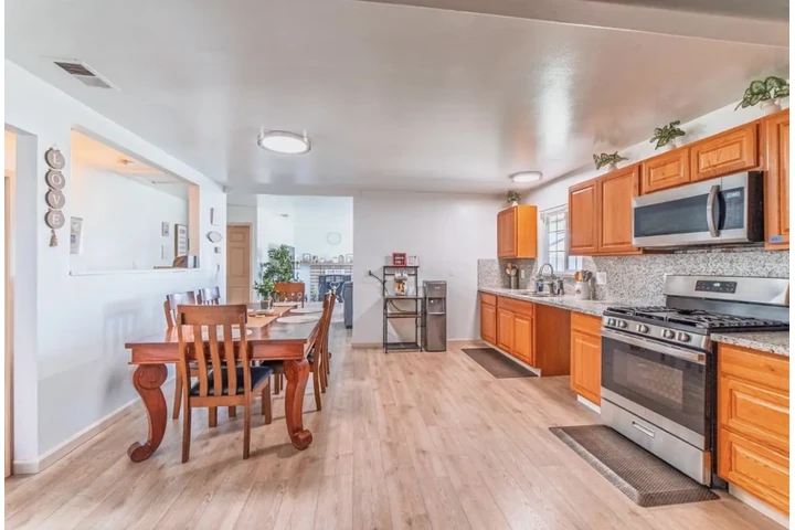 $1000 : Welcome to this inviting 3 bed image 2