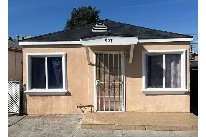 $1800 : Rear to move in. image 1