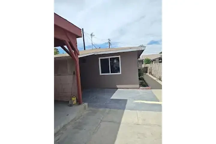 CASA EN RENTA EN L.A. 90044 image 4