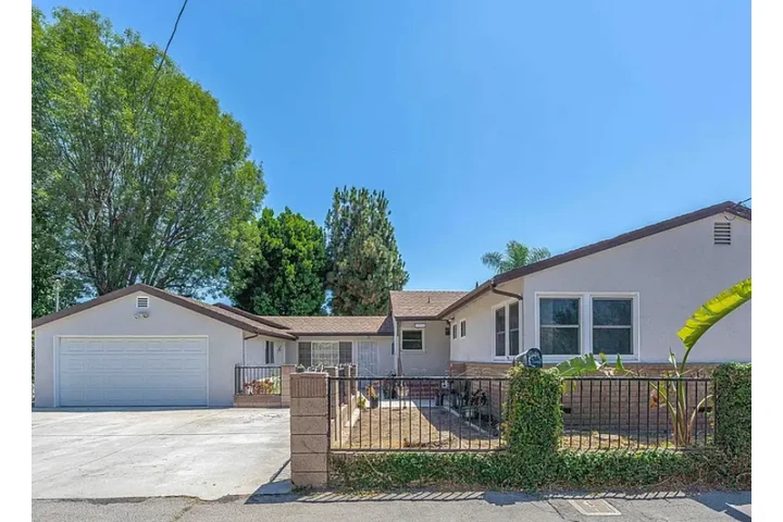 $1800 : With 3 spacious bedrooms, image 2
