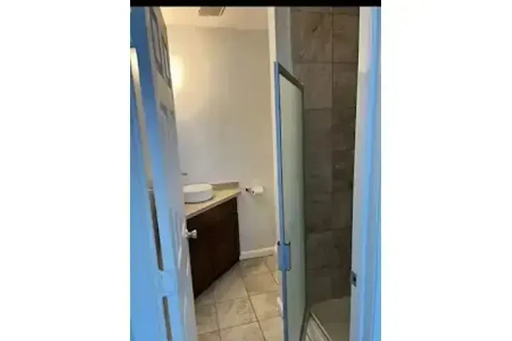 RENTO CASA- Cerca de Vermont image 4