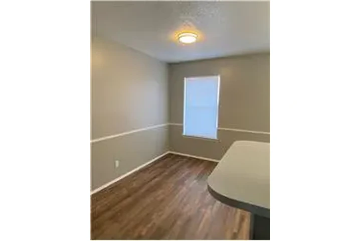 $860 : Rental property with 2 bedro image 9