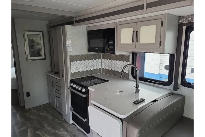 $114999 : 2023 Thor Motor Coach Windspo image 6