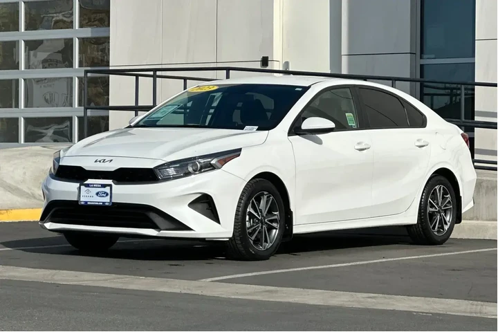 $16900 : Kia Forte 2023 LXS 4dr Sedan image 7