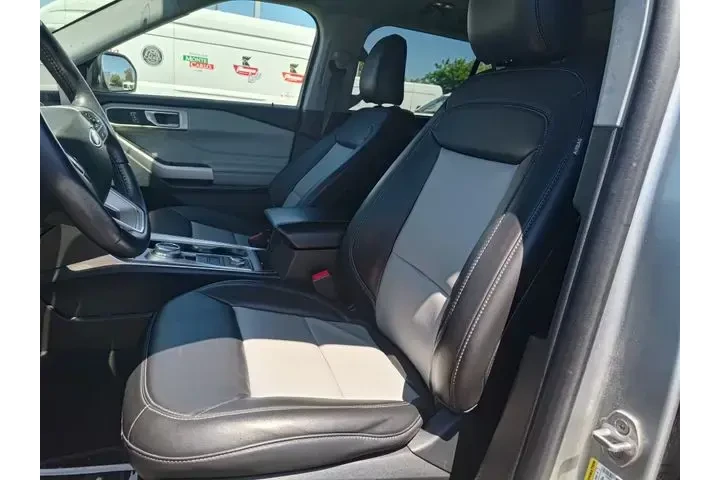 $32950 : Ford Explorer 2023 AWD XLT 4 image 5