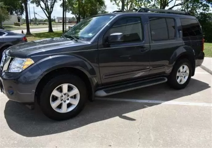 $3500 : 2011 Nissan Pathfinder SV SUV image 3