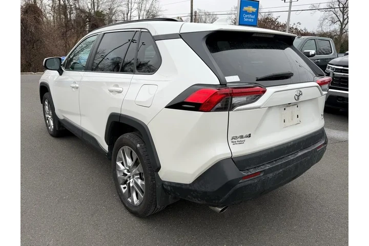 $27999 : Toyota RAV4 2021 AWD XLE Pre image 5