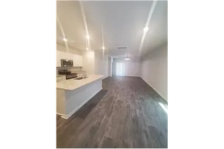 $2500 : Rental property with 5 bedro image 2