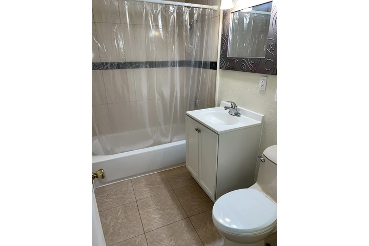 $1200 : Se Renta Cuarto con Baño priv. image 1