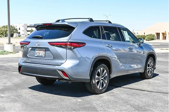 Toyota Highlander 2021 XLE 4 image 8