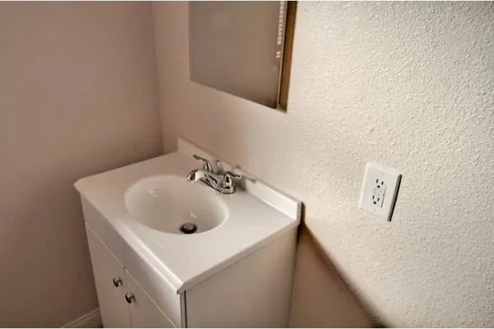 $1895 : 1 Bd 1 Ba Ready to Rent ! image 6