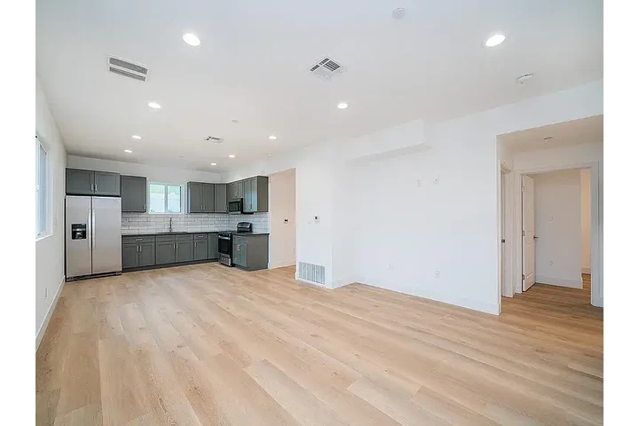 $3000 : Beautiful Home 3B/2B image 3