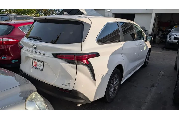 $30990 : 2021 Sienna LE 8 Passenger image 3
