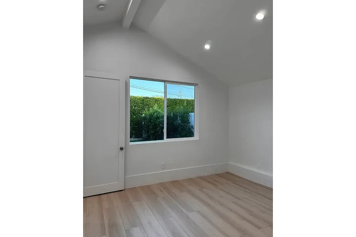 $2500 : 3 bed 2 bath home in koreatown image 5