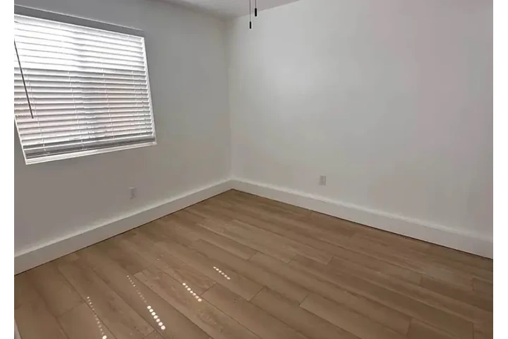 $1030 : 1 Bed 1 Bath new image 1