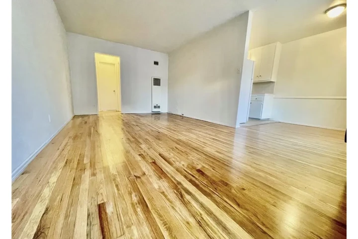 $1565 : 1 Bedroom 1 Bath Apt in LA image 3