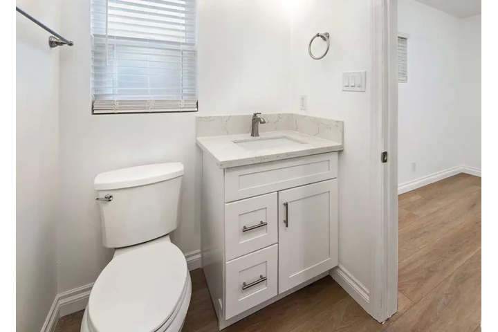 $2100 : Spacious 2 Bedroom House in LA image 10