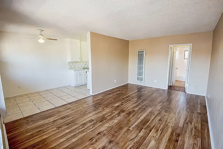 $1000 : un amplio dormitorio y un baño image 1