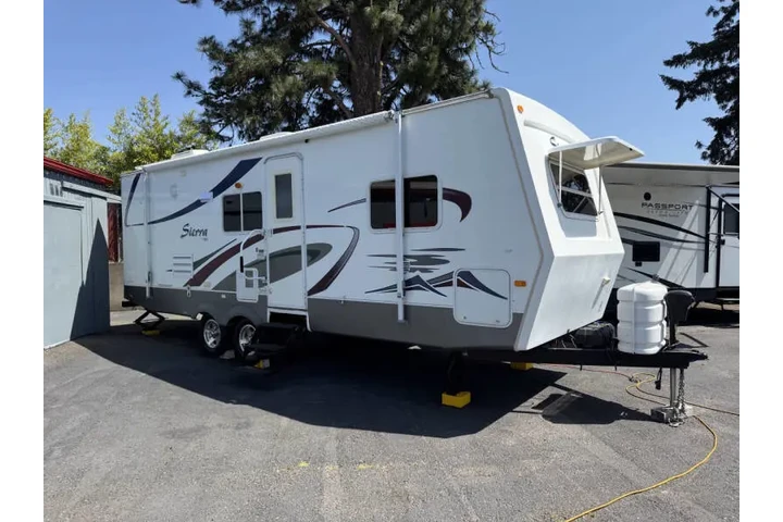 $11900 : 2005 Forest River Sierra image 3