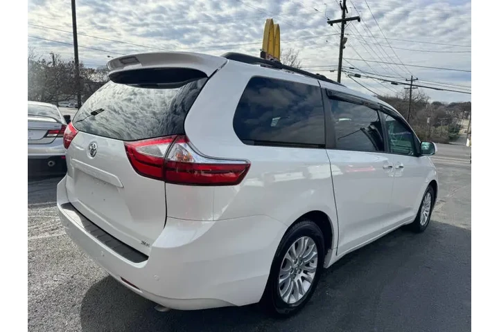 $16995 : 2017 Sienna XLE 8-Passenger image 9