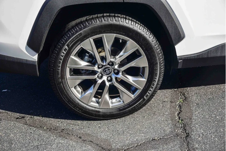 $25945 : Toyota RAV4 2019 XLE Premium image 9