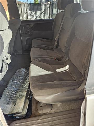 $2950 : Vendo toyota sienna image 8