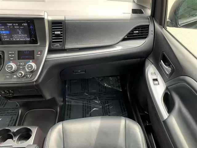 $12500 : 2017 TOYOTA SIENNA SE image 9