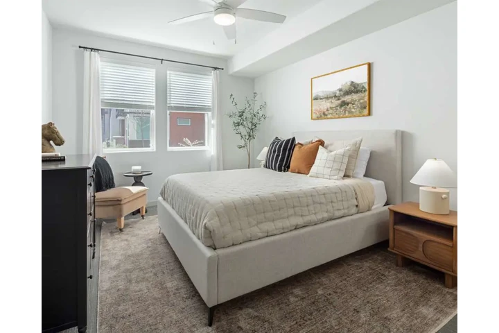 $2500 : Apartment building image 5