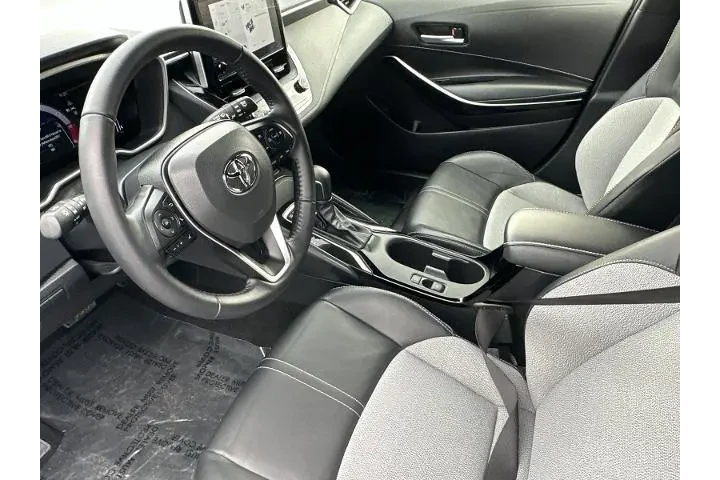 $27990 : Toyota Corolla Hatchback 202 image 9