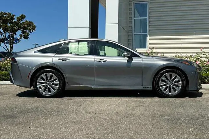 $11575 : Toyota Mirai 2021 XLE 4dr Se image 2