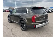 $28842 : Kia Telluride 2023 AWD S 4dr thumbnail