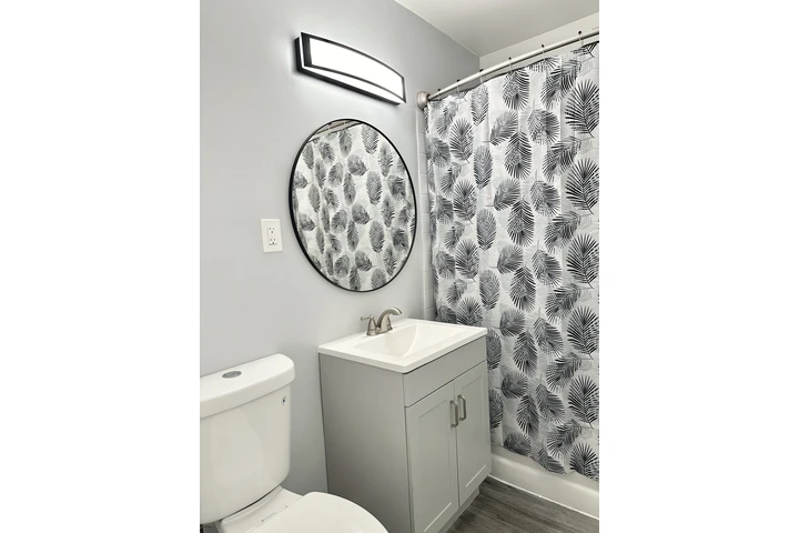 $2000 : Beautifully Renovated 2 Bedroo image 8