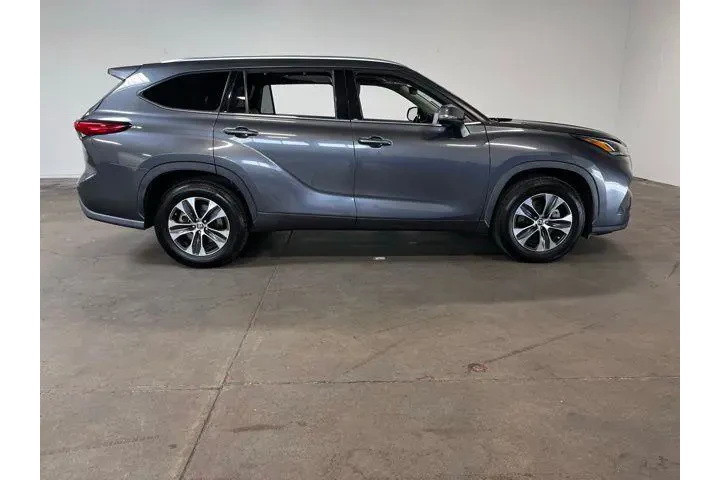 $25941 : Toyota Highlander 2021 XLE 4 image 2