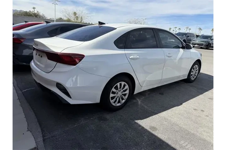 $16988 : Kia Forte 2024 LX 4dr Sedan image 4