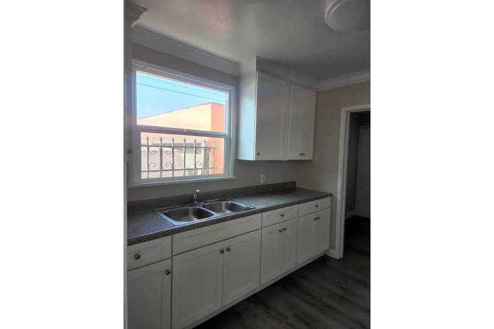 $975 : Cuarto- $975 en Leimert Park image 3