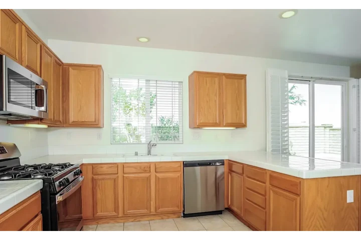 $1700 : SINGLE FAMILY HOME image 2