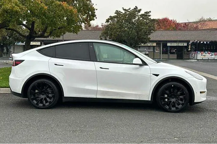 $28914 : Tesla Model Y 2023 AWD 4dr C image 7