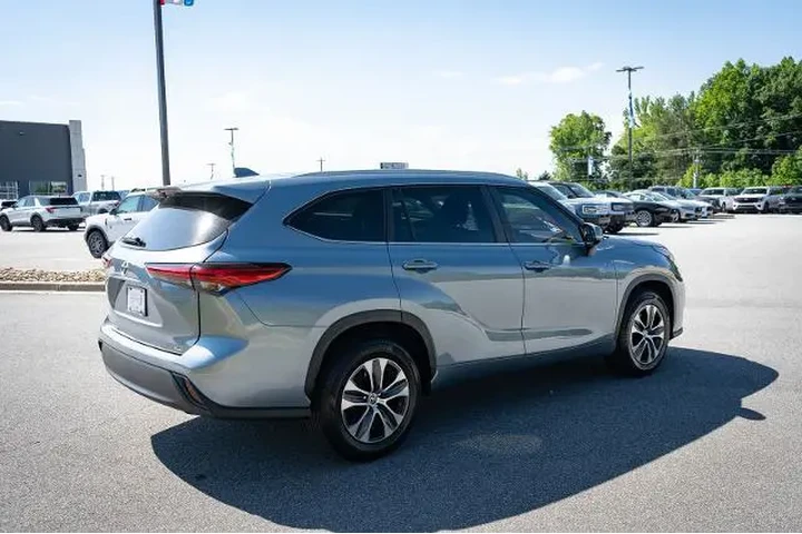 $39874 : Toyota Highlander 2023 LE 4d image 10