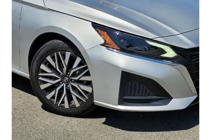 $17900 : Nissan Altima 2023 2.5 SV 4d image 9