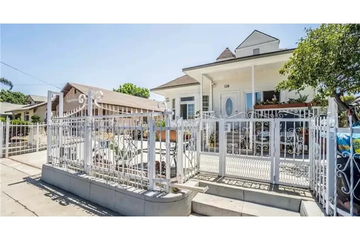 $2350 : 3 Bedroom House in Koreatown image 2