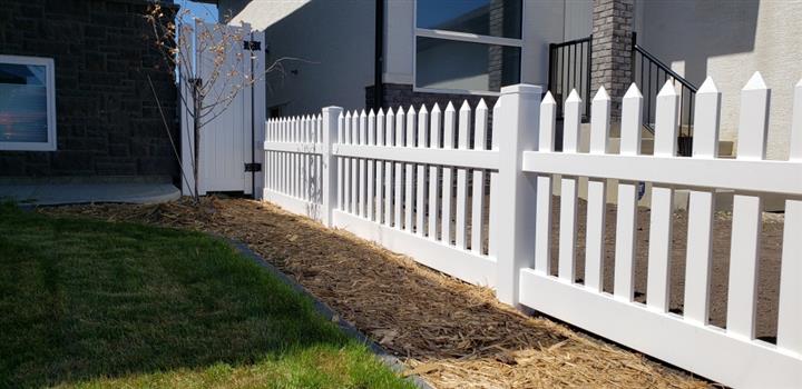 PVC Picket Fences image 1