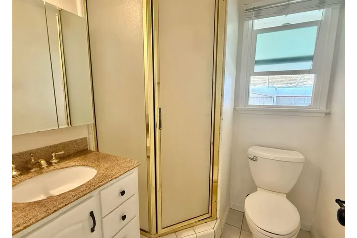 $2385 : 3 Bedroom House in Maywood image 8
