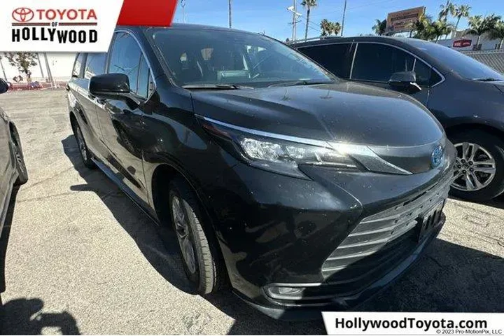 $36549 : Toyota Sienna 2024 LE 8-Pass image 1