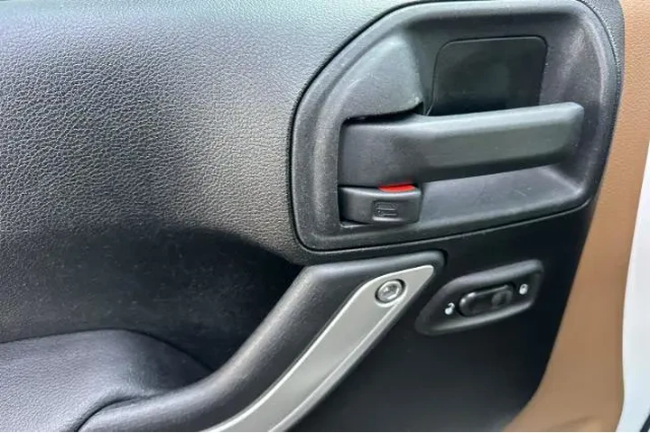 $14995 : Jeep Wrangler 2012 4x4 Sahar image 10