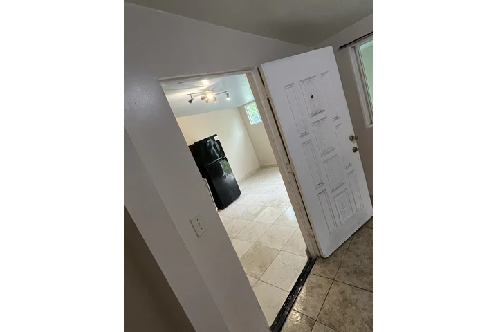 $2200 : Se renta casa image 6