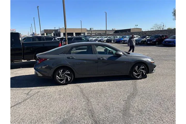 $27015 : Hyundai ELANTRA 2024 SEL 4dr image 8